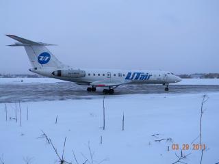 обои Самолет среди холодной снежной степи фото