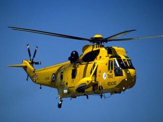 обои Желтый вертолет в голубом небе фото