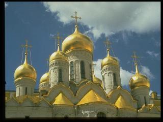 обои Золотые купола церкви блестят на солнце фото