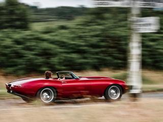 обои Красный  Jaguar-E-Type  на скорости фото