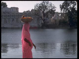 обои Индианка в розовой одежде у речного берега фото