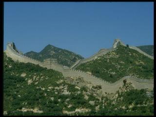 обои Холмы изрезаны Великой Китайской стеной фото