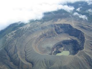 обои Огромный кратер вулкана фото