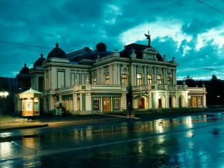обои Здание театра дождливым рассветом фото