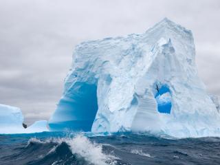 обои Айсберг  в океане Антарктики фото