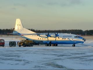 обои АН-12БК на снежной зимней полосе фото