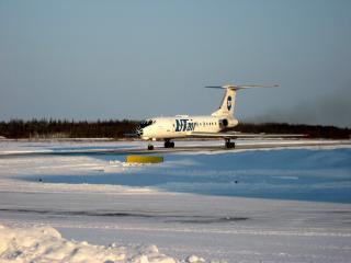 обои Самолет совершил посадку посреди снегов фото