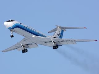 обои Самолет Ту-134 с синей полосой посредине борта фото
