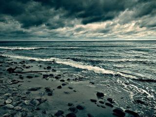 обои Каменистый морской берег и волны,   перед дождем фото