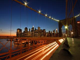 обои Вид с моста на яркий ночной город фото