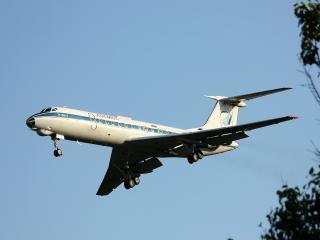 обои Низкий бреющий полет Ту-134 фото