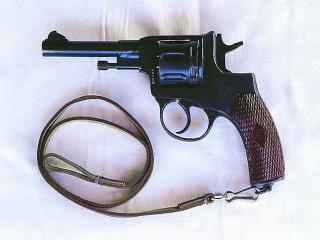 обои Советский револьвер с ремешком фото