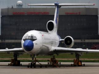 обои Ту-154 на на подставках в аэропорту фото