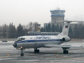 обои Самолет на полосе серым зимним днем фото