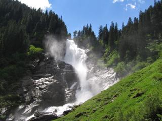 обои Свежесть лесного водопада фото