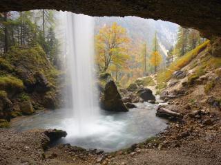 обои У водопада,   под козырьком пещеры фото