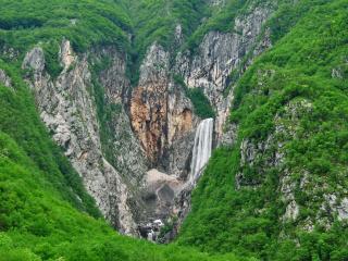 обои Водопад в окружении гор фото
