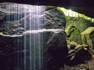 обои Водопад в пещере и солнечный лес фото