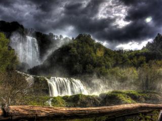 обои Водопад под пасмурным небом фото