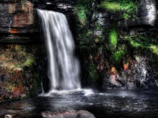 обои Водопад с камней,   в лесу фото