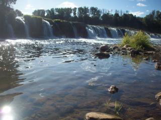 обои Водопад с небольшого спуска и солнечный блеск прозрачной реки фото