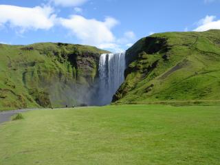 обои Водопад у высоких зеленых холмов фото