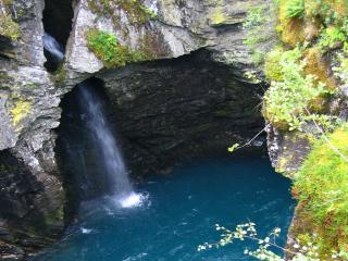 обои Водопад у пещеры фото