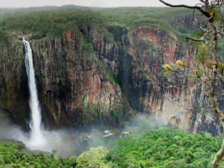 обои Всплески высокого водопада с гор фото