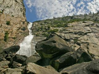 обои Высокий водопад в горах фото
