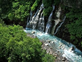 обои Лесной водопад превращается в чистый ручей фото
