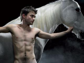 обои Дэниэл Алан Рэдклифф и белая лошадь фото