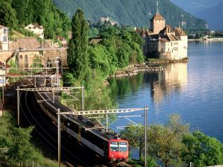 обои Поезд возле Шильонского замка в Швейцарии фото