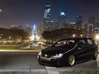 обои Volkswagen golf gti5 на фоне вечернего города фото