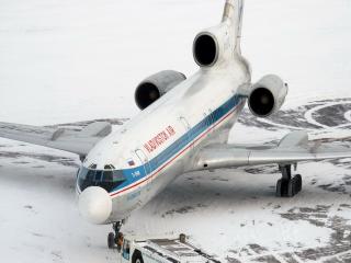 обои Ту-154М буксируется по полосе фото