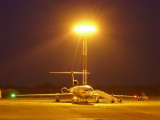 обои Прожектор освещает самолет ночью фото