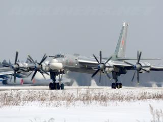 обои Военный самолет посреди засыпанного снегом поля фото