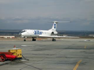 обои Ту-134А одиноко стоит на аэродроме фото