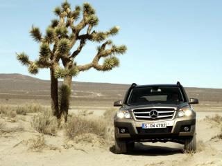 обои Mercedes Benz GLK на пустынной дороге фото