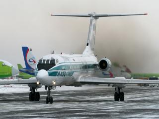 обои Самолеты на аэродроме сумрачным зимним днем фото