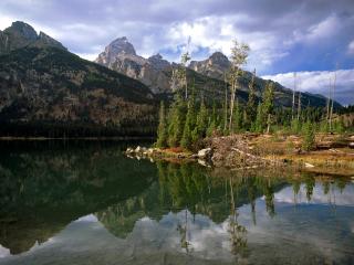 обои Горы отражаются в озере фото