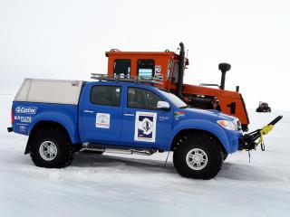 обои Arctic Trucks Toyota Hilux Invincible AT38 2009 и трактор фото