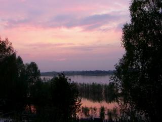 обои Багровый закат над тихой рекой фото