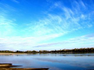 обои Безбрежное голубое небо над тихой рекой фото