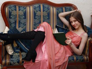 обои Лиза Арзамасова читает книгу фото