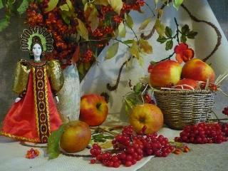 обои Калина с яблоками и статуэтка в русском народном платье фото