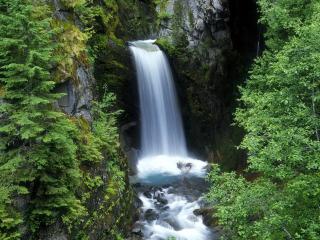 обои Водопад в узком ущелье фото