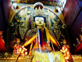 обои Золотая статуя Будды в храме фото