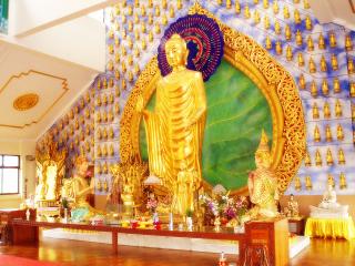обои Алтарь с золотым Буддой фото