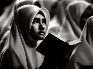 обои Девушка-мусульманка с Кораном фото