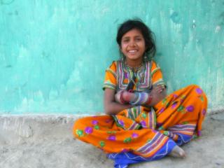 обои Весёлая,   индийская девочка фото